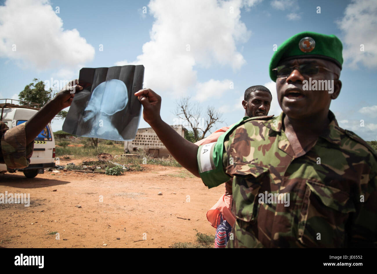 Il 19 agosto 2013, AMISOM Sector Two Health Clinic ha condotto servizi sanitari in Somalia, fornendo assistenza medica e sostegno alle popolazioni locali come parte degli sforzi di mantenimento della pace nella regione. Foto Stock