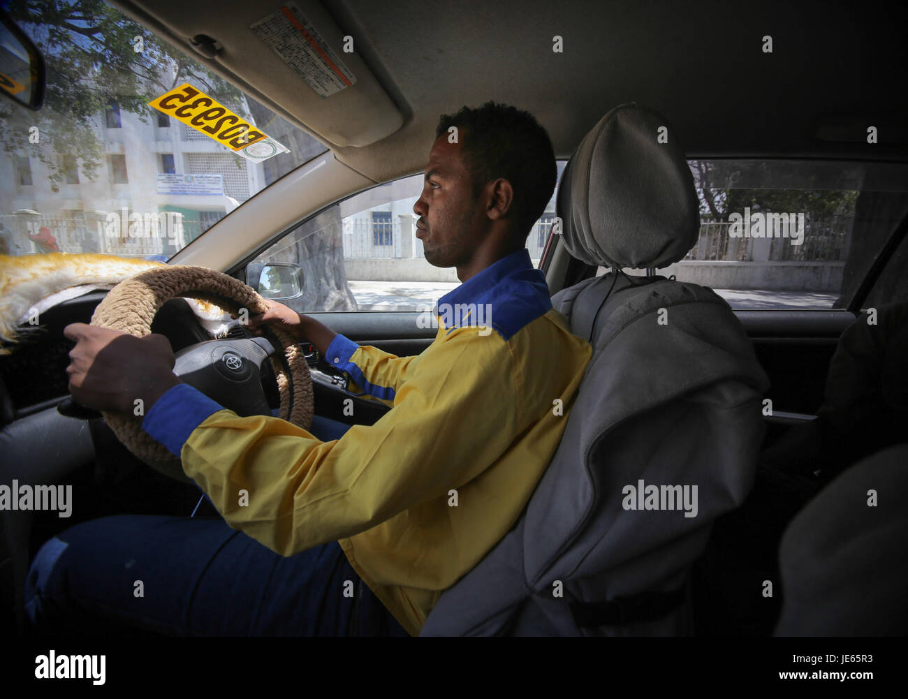Questa foto mostra una compagnia di taxi a Mogadiscio, Somalia, che opera in un ambiente urbano. L'immagine evidenzia i servizi di trasporto locale nella capitale, dove i taxi sono una parte essenziale della vita quotidiana. Foto Stock