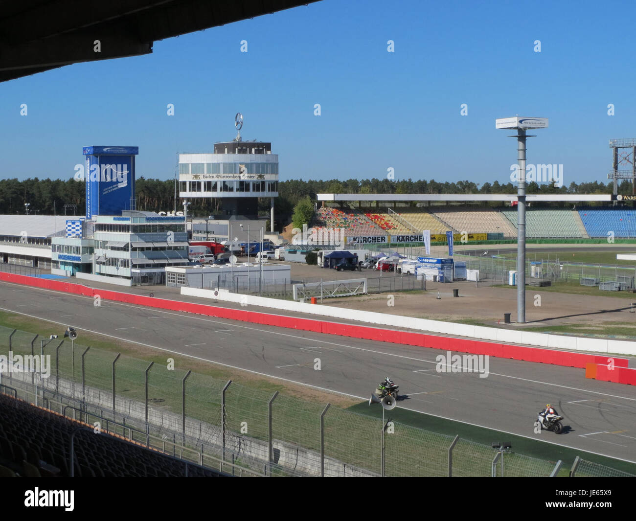 La fotografia mostra una vista dell'Hockenheimring, un famoso circuito automobilistico situato a Hockenheim, in Germania. La pista è nota per ospitare importanti eventi di corse come Formula 1 e DTM. Foto Stock