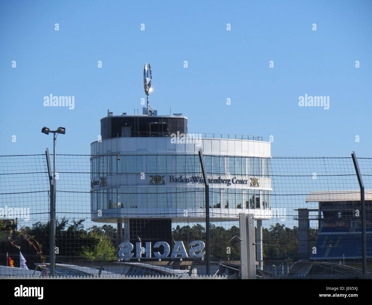 Hockenheimring è un circuito automobilistico tedesco, noto per ospitare eventi motoristici. Questa immagine mette in evidenza una scena del circuito, mostrandone il layout e il ruolo nelle gare agonistiche. Foto Stock