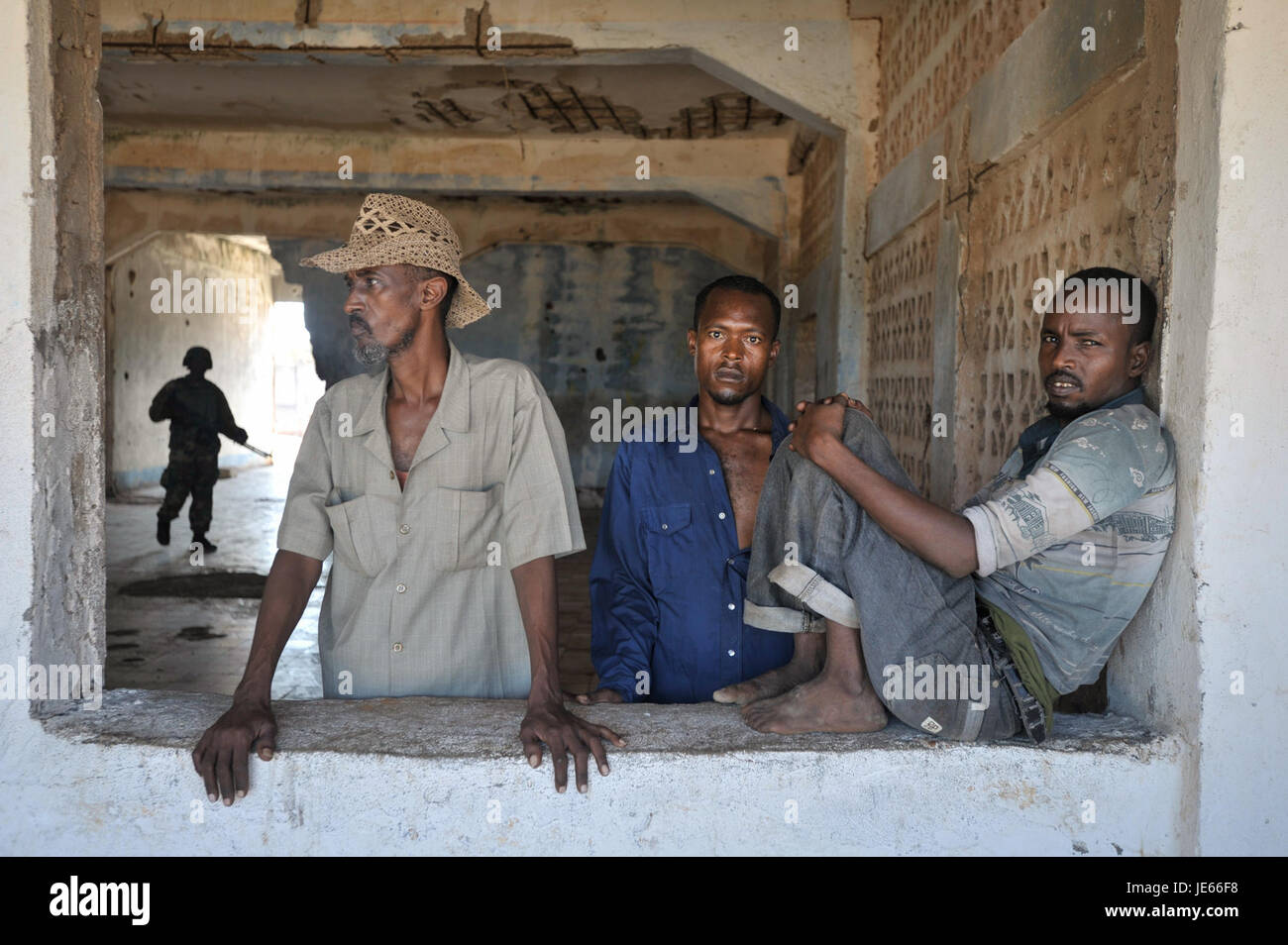 Una fotografia scattata il 21 settembre 2013, che mostra il quartier generale militare a Kismayo, in Somalia, catturando la presenza di personale militare e l'ambiente operativo della base. Foto Stock