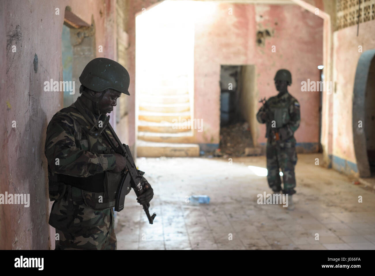 Questa immagine mostra un quartier generale militare a Kismayo, in Somalia, il 21 settembre 2013. La foto evidenzia il ruolo della sede centrale nelle operazioni di sicurezza della regione durante un periodo critico. Foto Stock
