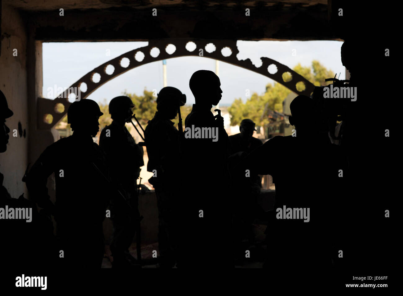 Questa immagine raffigura un quartier generale militare a Kismayo, in Somalia, durante un periodo di conflitto. Mostra una posizione chiave nelle attività militari della regione. Foto Stock