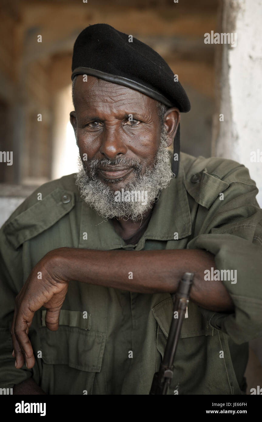 L'immagine raffigura un quartier generale militare a Kismayo, Somalia, il 21 settembre 2013, che probabilmente mostra personale militare e attrezzature coinvolte in operazioni o misure di sicurezza nella regione. Kismayo è stato un luogo chiave per le forze somale e gli sforzi militari internazionali. Foto Stock