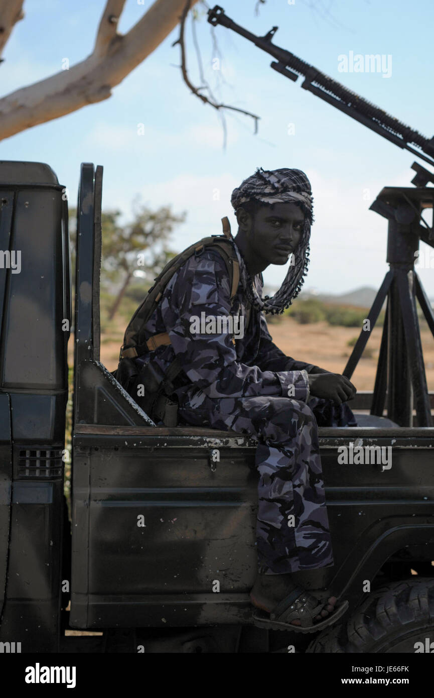 Una fotografia scattata il 21 settembre 2013, che mostra il quartier generale militare a Kismayo, in Somalia, con soldati di stanza fuori dalla struttura. Foto Stock