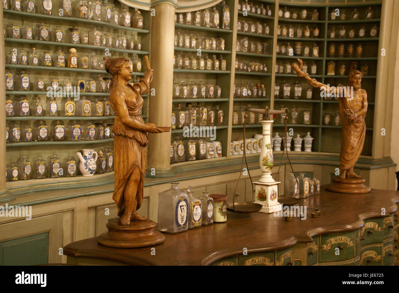 Una fotografia scattata il 1° ottobre 2013, del banco presso il Deutsches Apothekenmuseum, situato nel castello di Heidelberg. Il museo espone attrezzature storiche da farmacia e manufatti medici. Foto Stock