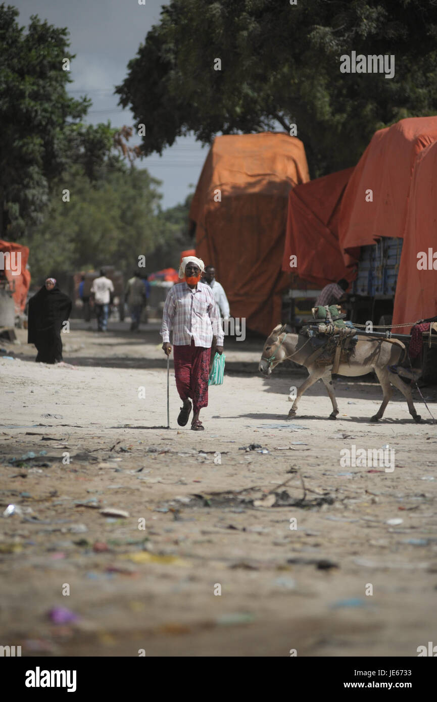 Il mercato di Bakara a Mogadiscio, in Somalia, è un vivace mercato noto per il suo vivace commercio di beni che vanno dal cibo all'elettronica. Si tratta di un importante centro commerciale nella regione, vitale per l’economia e la rete commerciale somala. Foto Stock