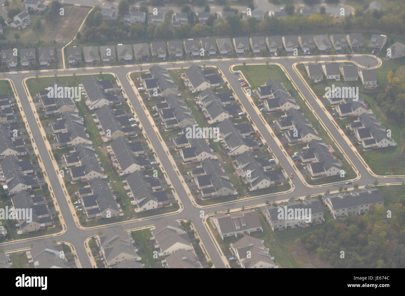 Questa immagine mostra probabilmente uno sviluppo residenziale o commerciale su Casablanca Drive, Crescent Pointe Place ad Ashburn, Virginia, evidenziando le caratteristiche immobiliari o del quartiere. Foto Stock