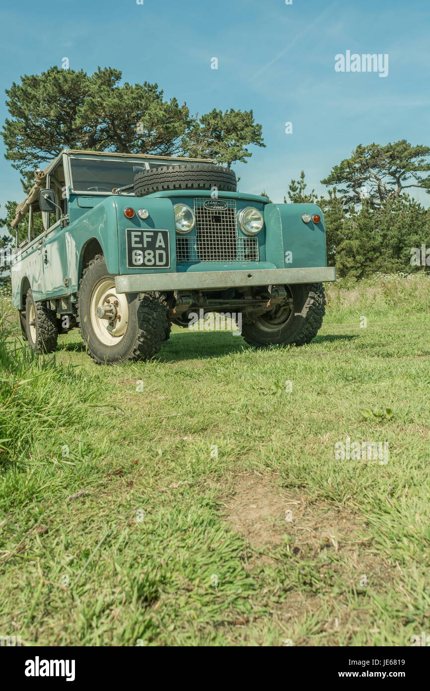 Esterno di un Classic Land Rover modello (specificamente una serie 2a 109). Foto Stock