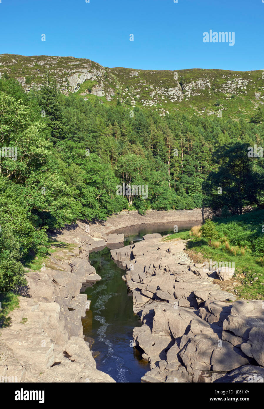 Elan fiume sottostante Pen y Garreg dam. Elan Valley, vicino Rhayader, POWYS, GALLES. Foto Stock
