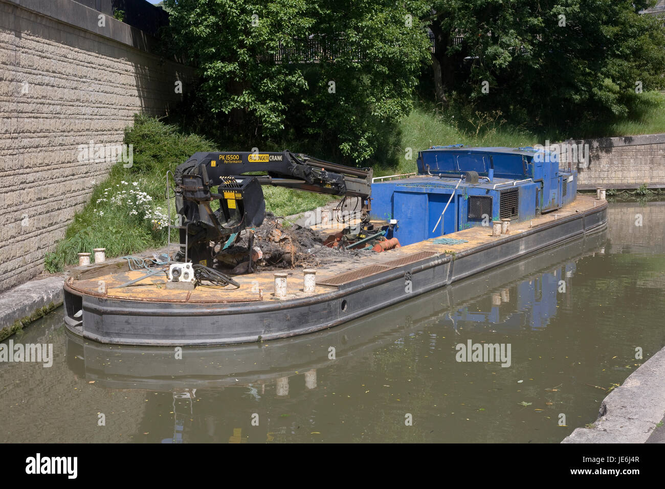 Barge con gru per il dragaggio del Kennet & Avon canal ormeggiato a Bath Foto Stock