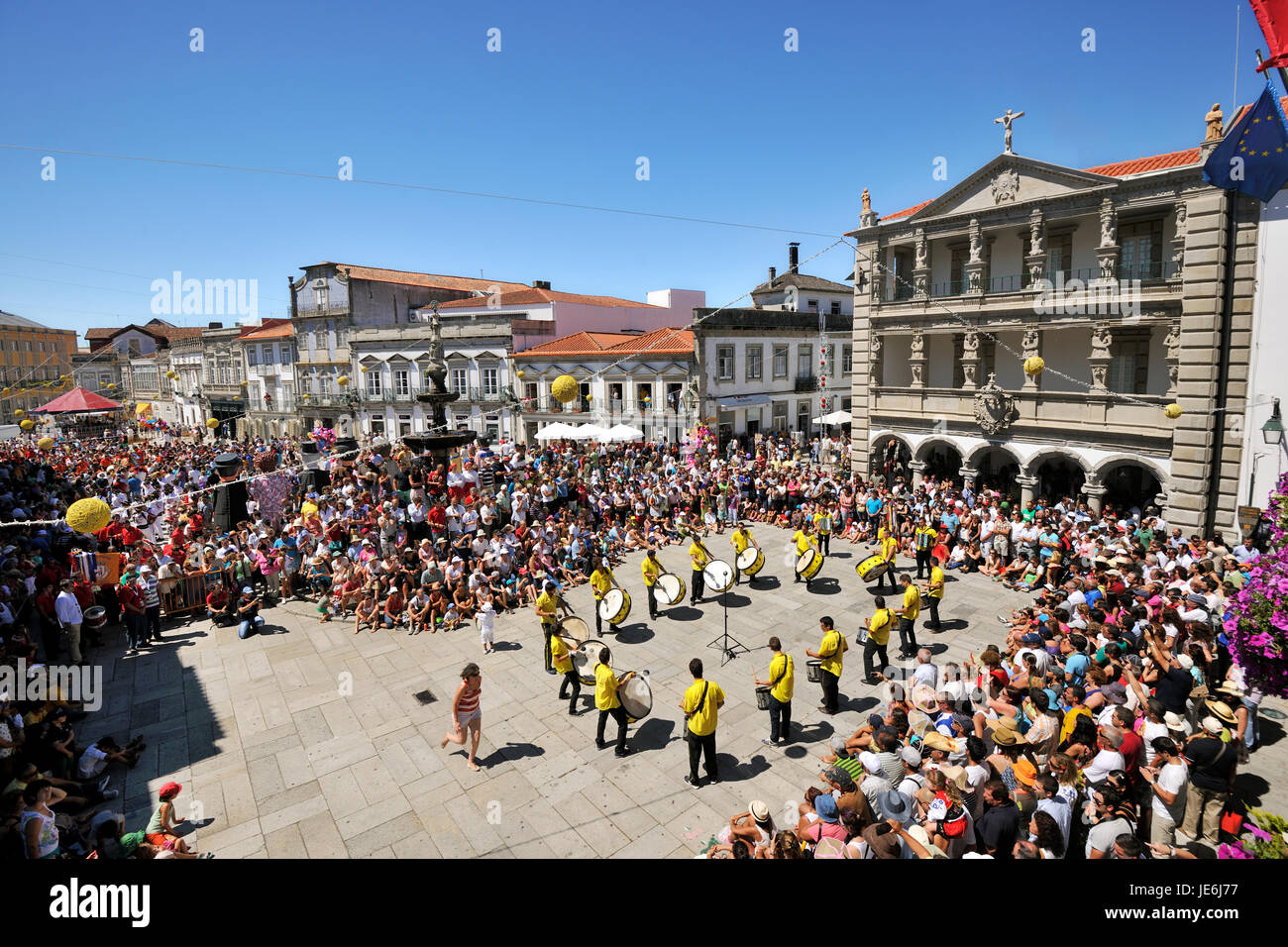 Batteristi tradizionale (Zes Pereiras) agendo durante la Nostra Signora di agonia festeggiamenti, il più grande festival tradizionali in Portogallo. Viana do Castelo. Foto Stock