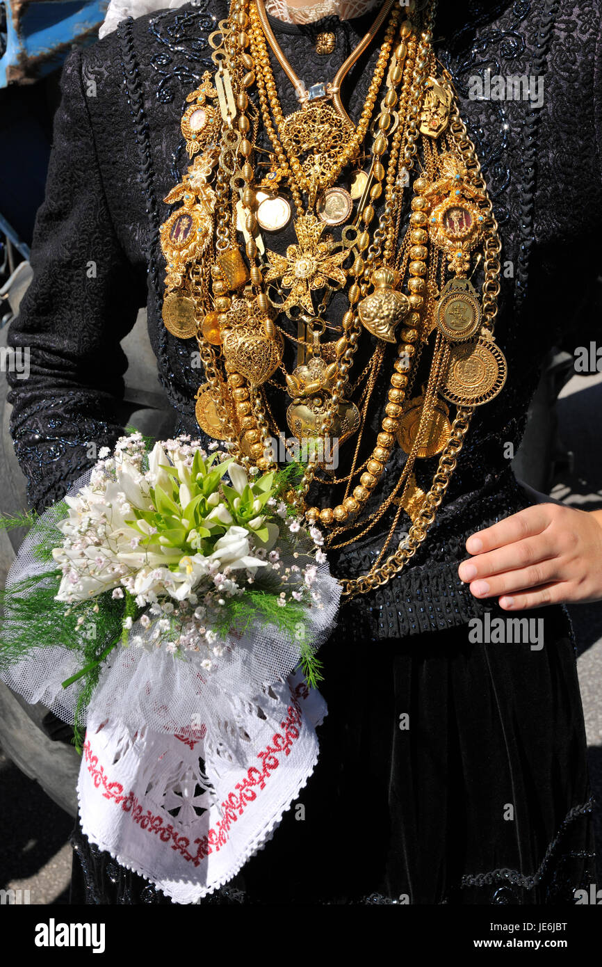 Collana in oro e il costume tradizionale del Minho. Nostra Signora di agonia festeggiamenti, il più grande festival tradizionali in Portogallo. Viana do Castelo. Foto Stock