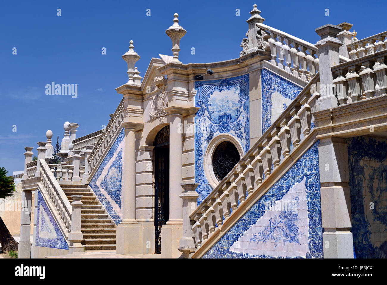 Portogallo: piastrelle blu e bianche come decorazione sulla scalinata barocca a Estoi Palace Foto Stock
