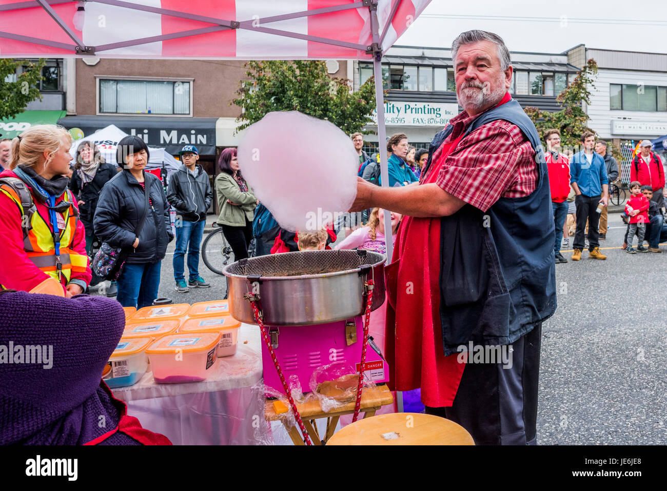 Il cotone candy maker, La Giornata senza automobili, Main Street, Vancouver, British Columbia, Canada. Foto Stock
