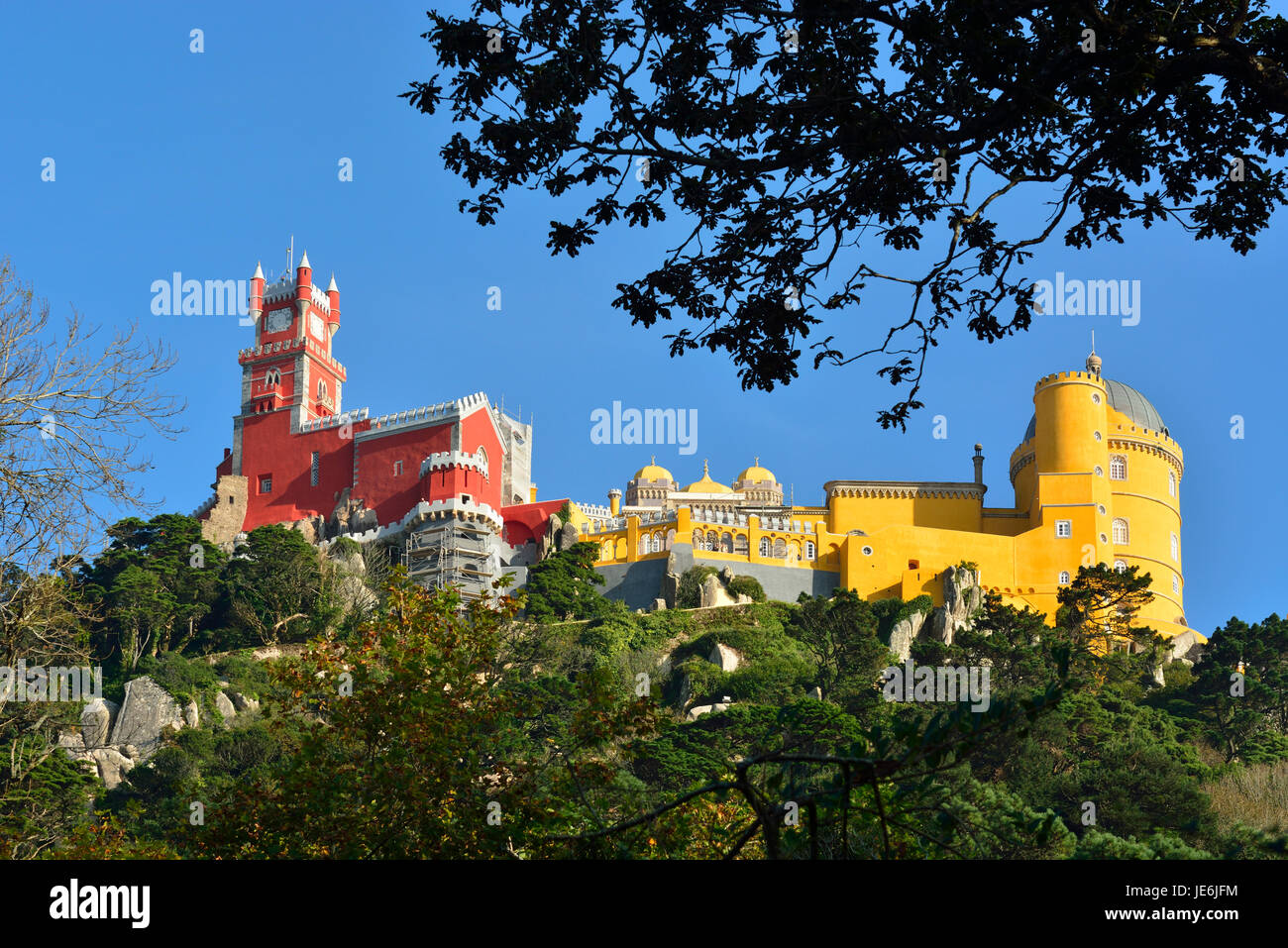 Palacio da Pena, costruito nel XIX secolo, nelle colline sopra Sintra, nel mezzo di un sito Patrimonio Mondiale dell'UNESCO. Sintra, Portogallo Foto Stock