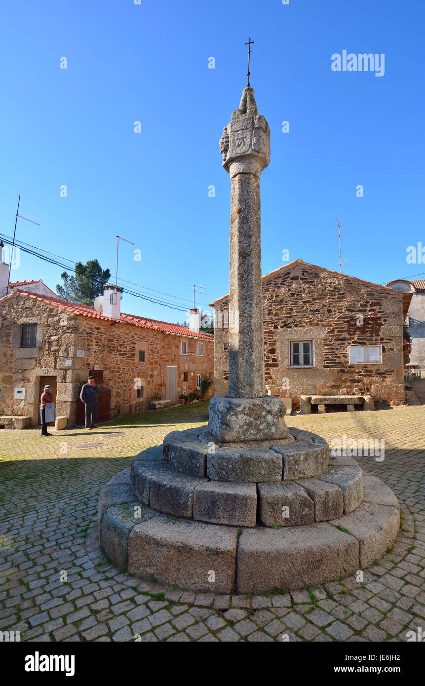 La medioevale piazza del villaggio storico di Idanha a Velha. Portogallo Foto Stock