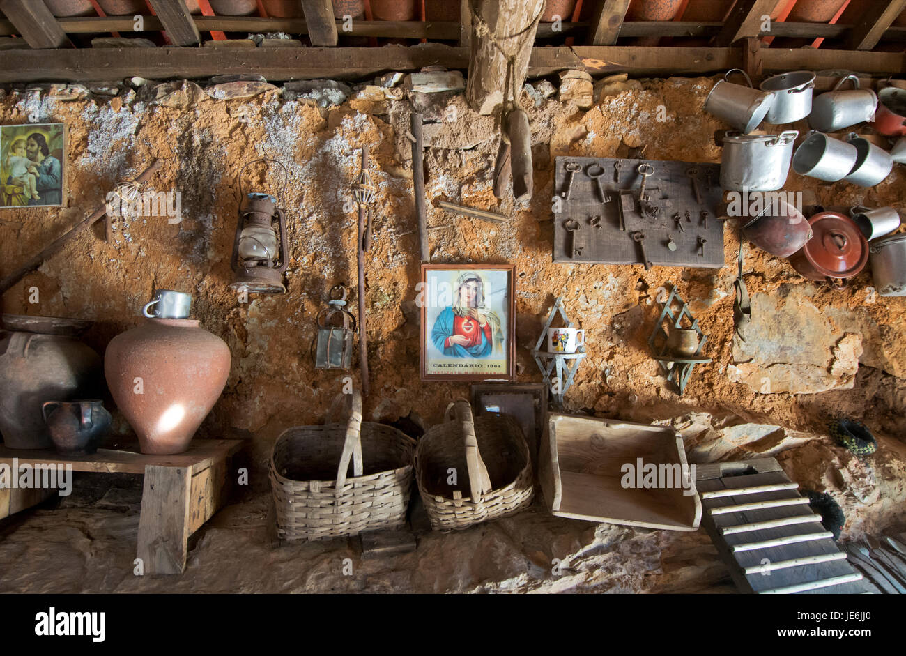 Interno di un mulino ad acqua nel parco geologico di Penha Garcia. Beira Baixa, Portogallo Foto Stock