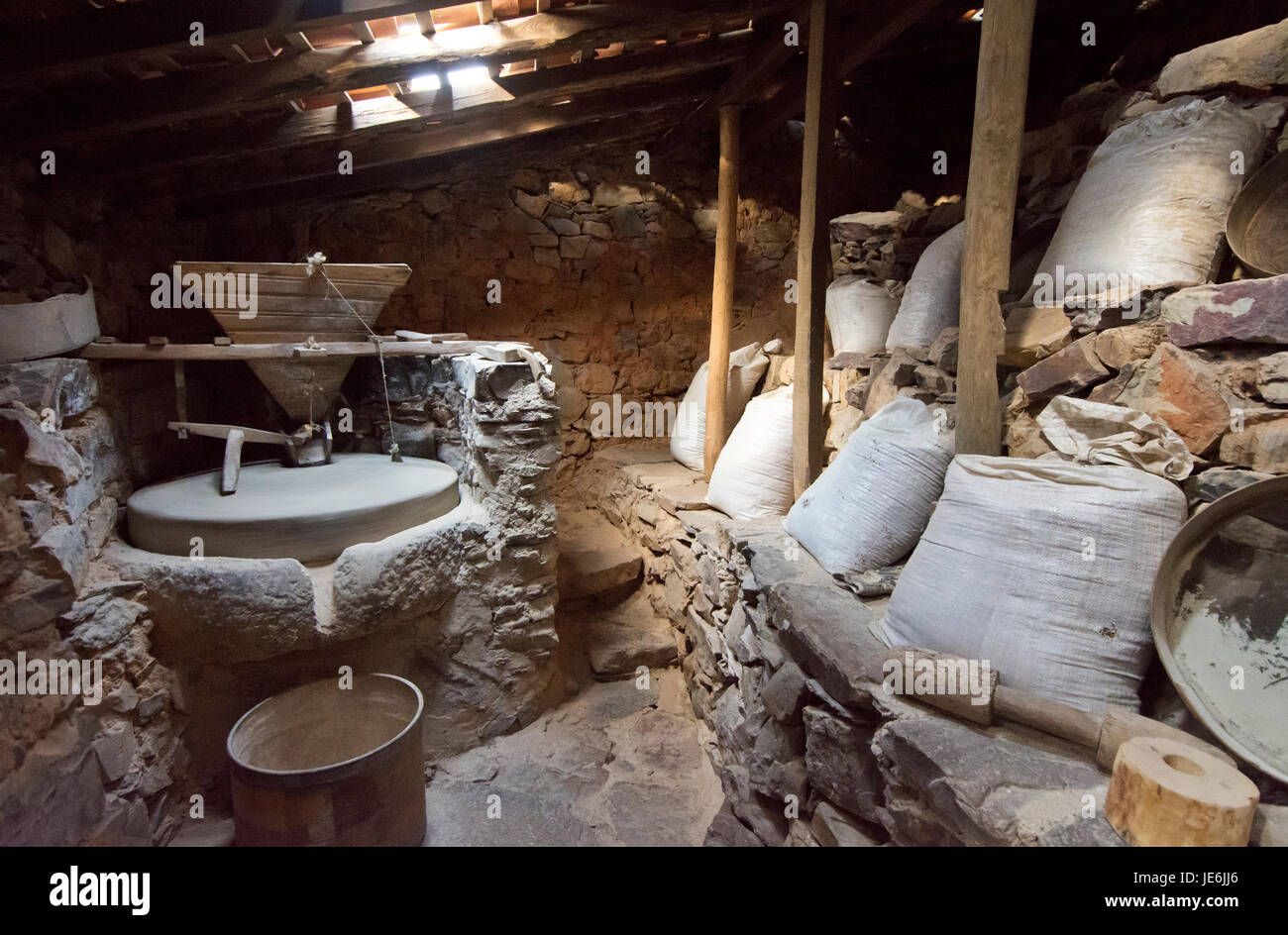 Interno di un mulino ad acqua nel parco geologico di Penha Garcia. Beira Baixa, Portogallo Foto Stock