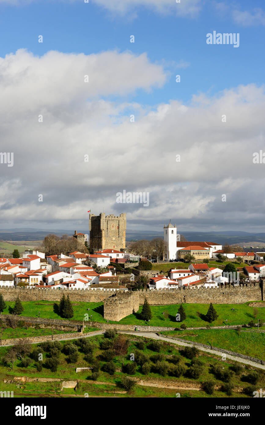 Il castello e il secolo12th cittadella medioevale di Bragança. Trás-os-Montes, Portogallo Foto Stock