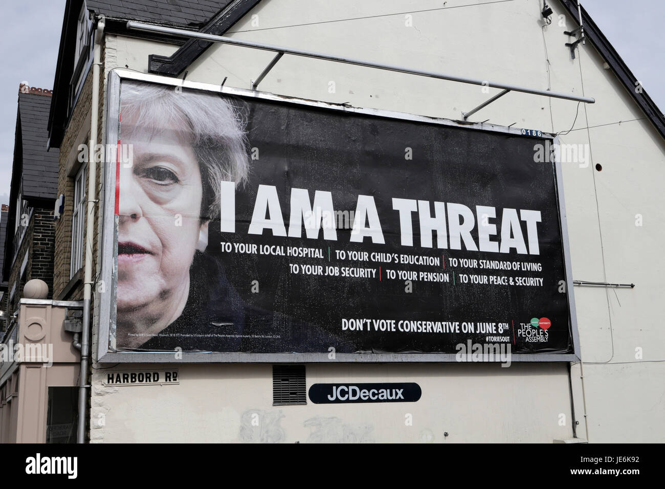 Cartellone elettorale di Theresa May, sono una minaccia per la campagna elettorale politica, annuncio politico britannico Foto Stock