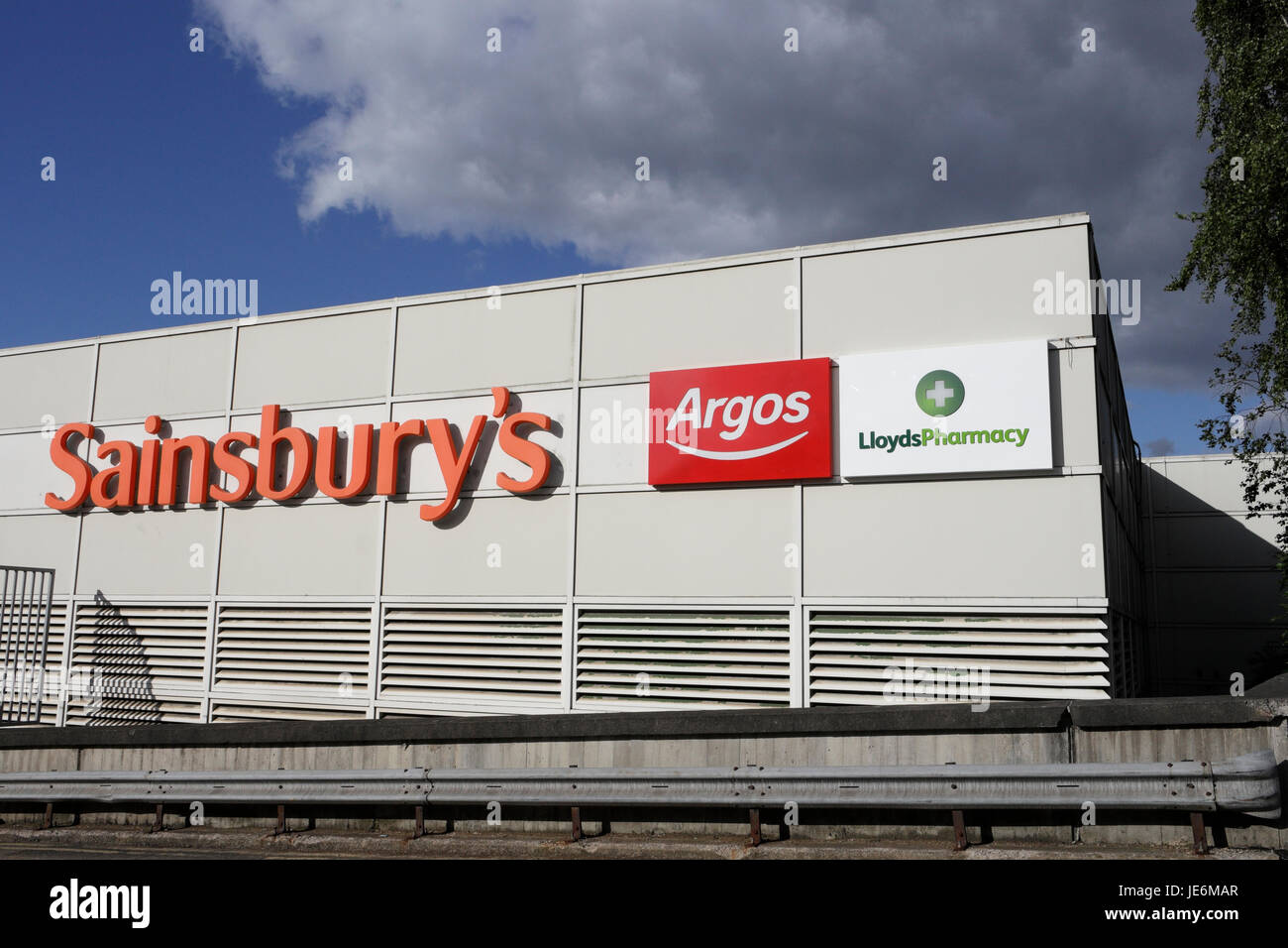 Supermercato Sainsburys con logo commerciale Argos and Lloyds Pharmacy Foto Stock
