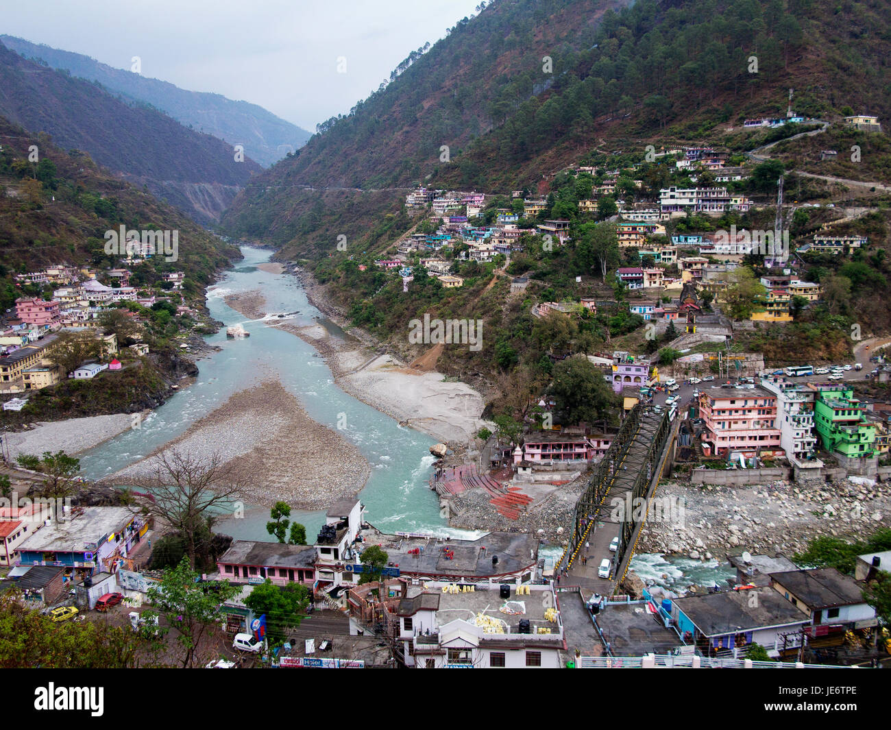 Rudraprayag città e il ponte alla confluenza di Alaknanda Mandakini e fiumi, Utarakhand, India Foto Stock