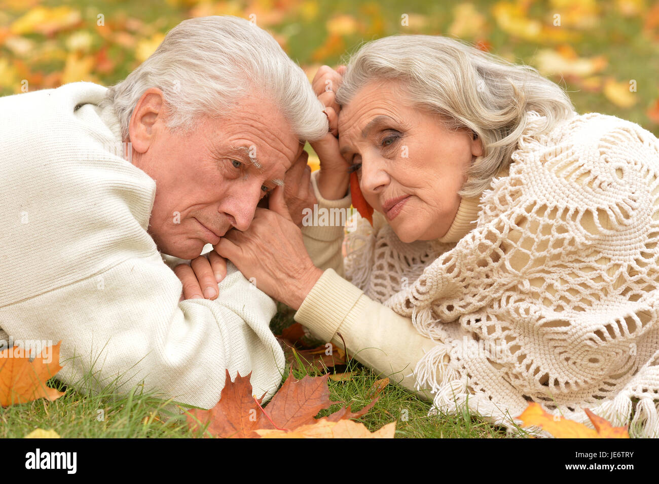 Coppia senior giacente su erba verde Foto Stock