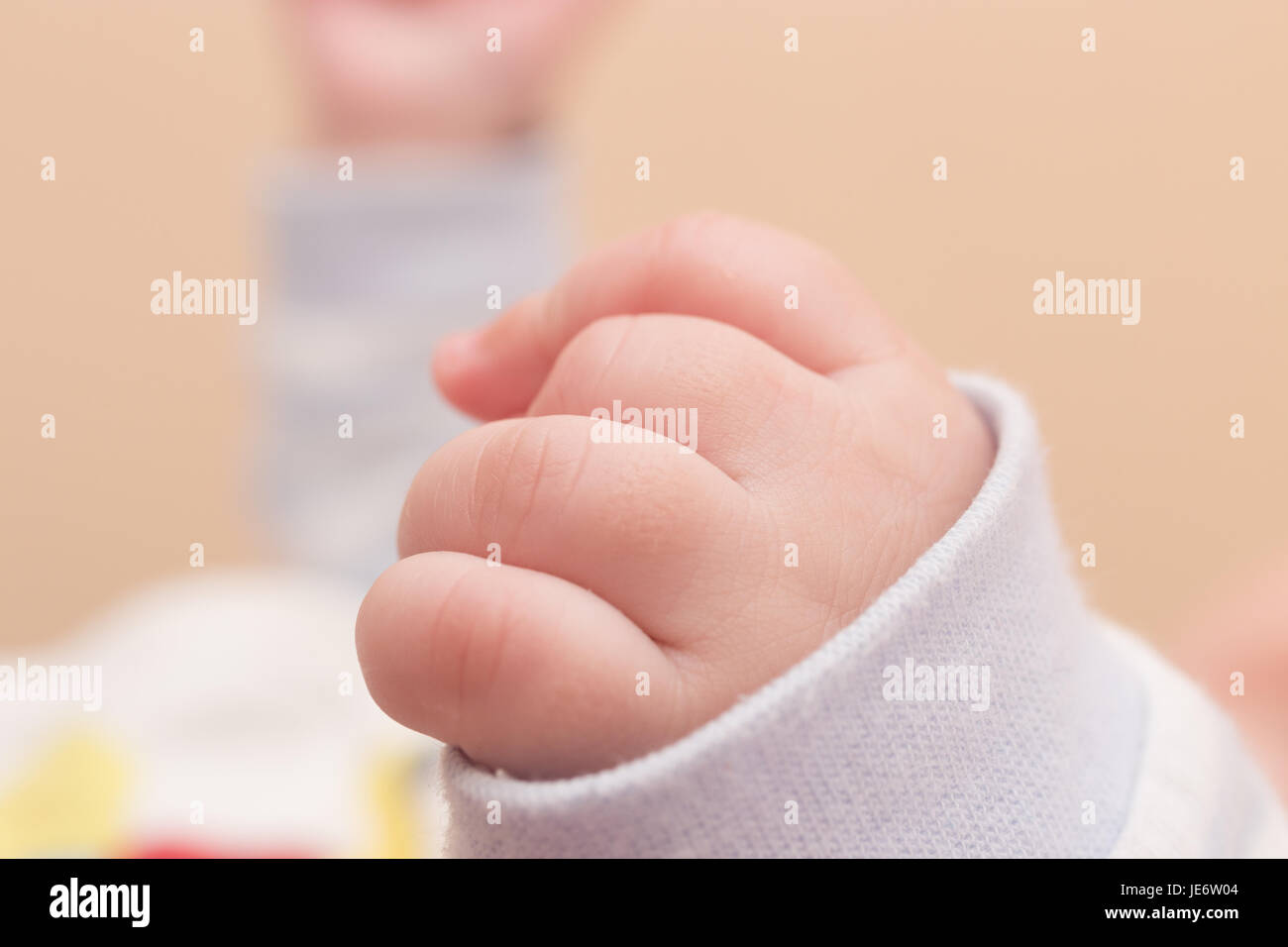 Mano di carino piccolo bambino sul letto, primo piano Foto Stock