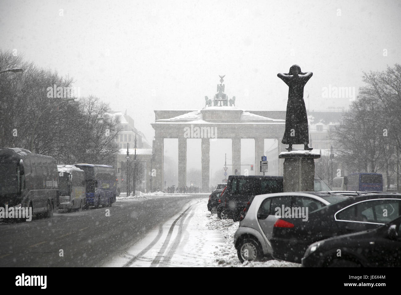 Germania, Berlino, la Porta di Brandeburgo, strada del xvii di giugno, inverno, Foto Stock