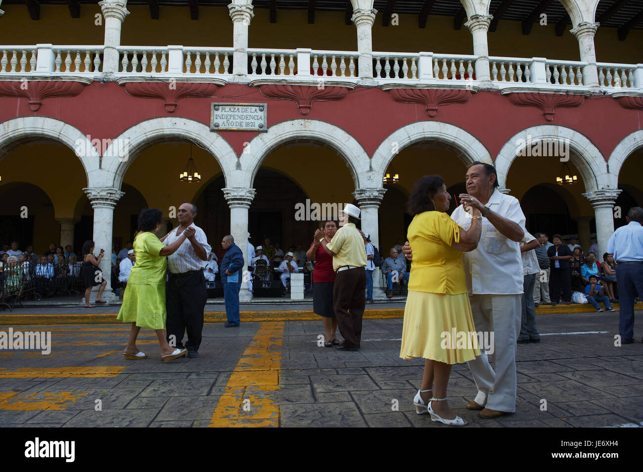 Messico, Yucatan, Merida, capitale, spazio di indipendenza, municipio Palacio Municipal, coppie di ballo, Foto Stock