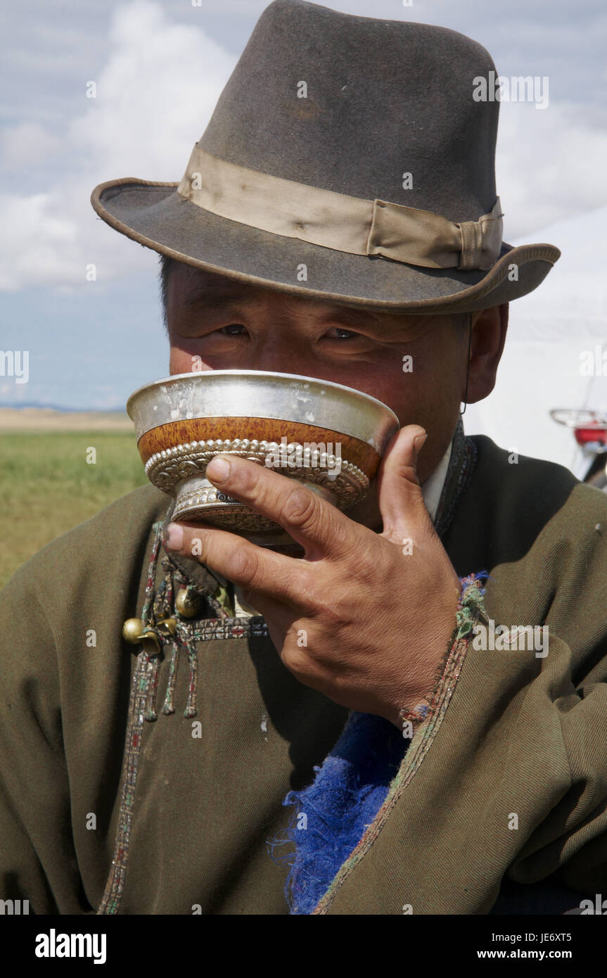 In Mongolia e in Asia centrale, provincia Arkhangai, steppa, nomad bevande fermentate mare latte "Airag' dal tradizionale coppa d'argento, Foto Stock