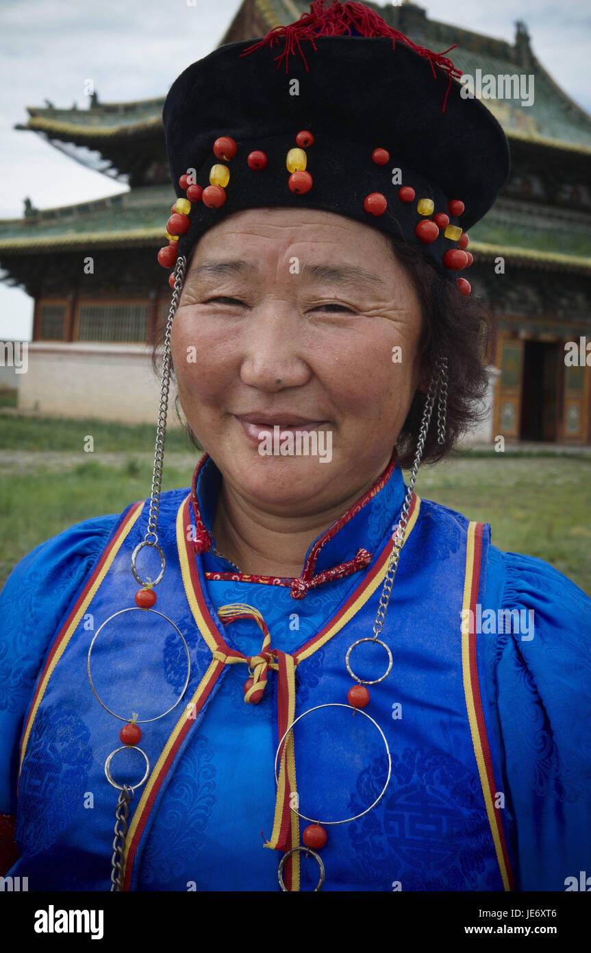 In Mongolia e in Asia centrale, Ovorkhangai provincia, Orkhon valley, patrimonio mondiale dell UNESCO, chiostro di Erdene Zuu Karakorum, antica capitale dell'impero mongolo, donna in costume tradizionale, ritratto, Foto Stock