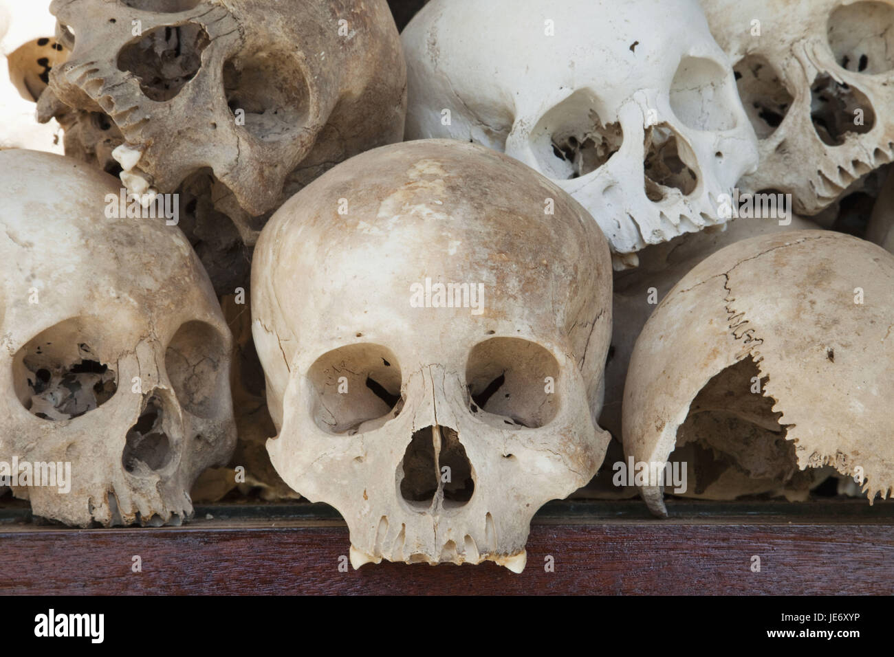 Cambogia, Phnom Penh, Choeung Ek, Killing Fields, Gedächtnis-Stupa con 8000 teschi umani delle offerte dei Khmer rossi, Foto Stock