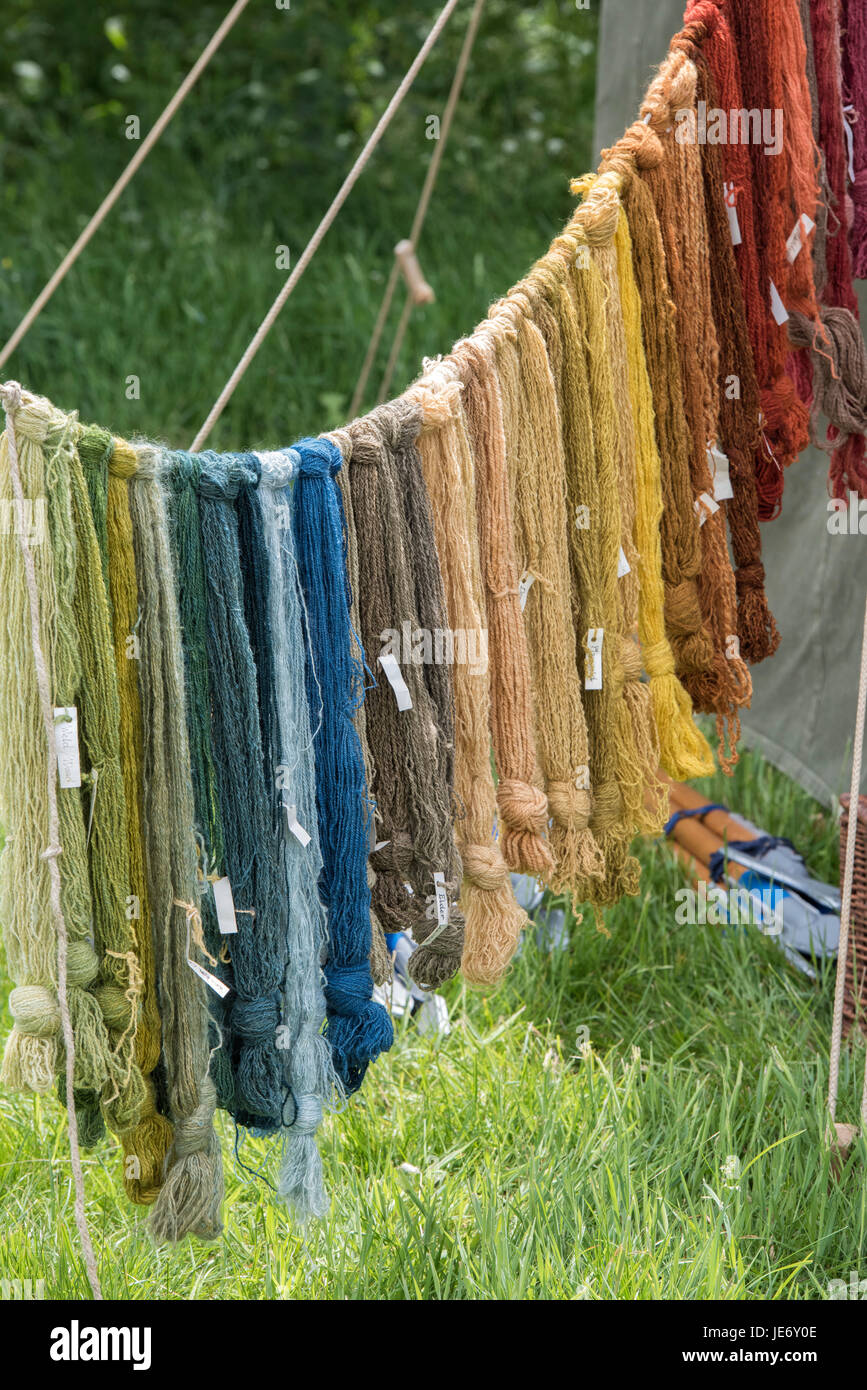 Filata a mano di lana di colore in un accampamento presso un Nodo sigillato guerra civile inglese rievocazione storica evento. Charlton Park di Malmesbury, Wiltshire, Regno Unito Foto Stock