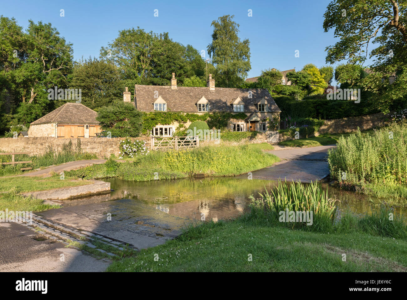 Occhio di fiume ford in Upper Slaughter nella tarda sera giugno sunshine. Upper Slaughter, Cotswolds, Gloucestershire, Inghilterra Foto Stock