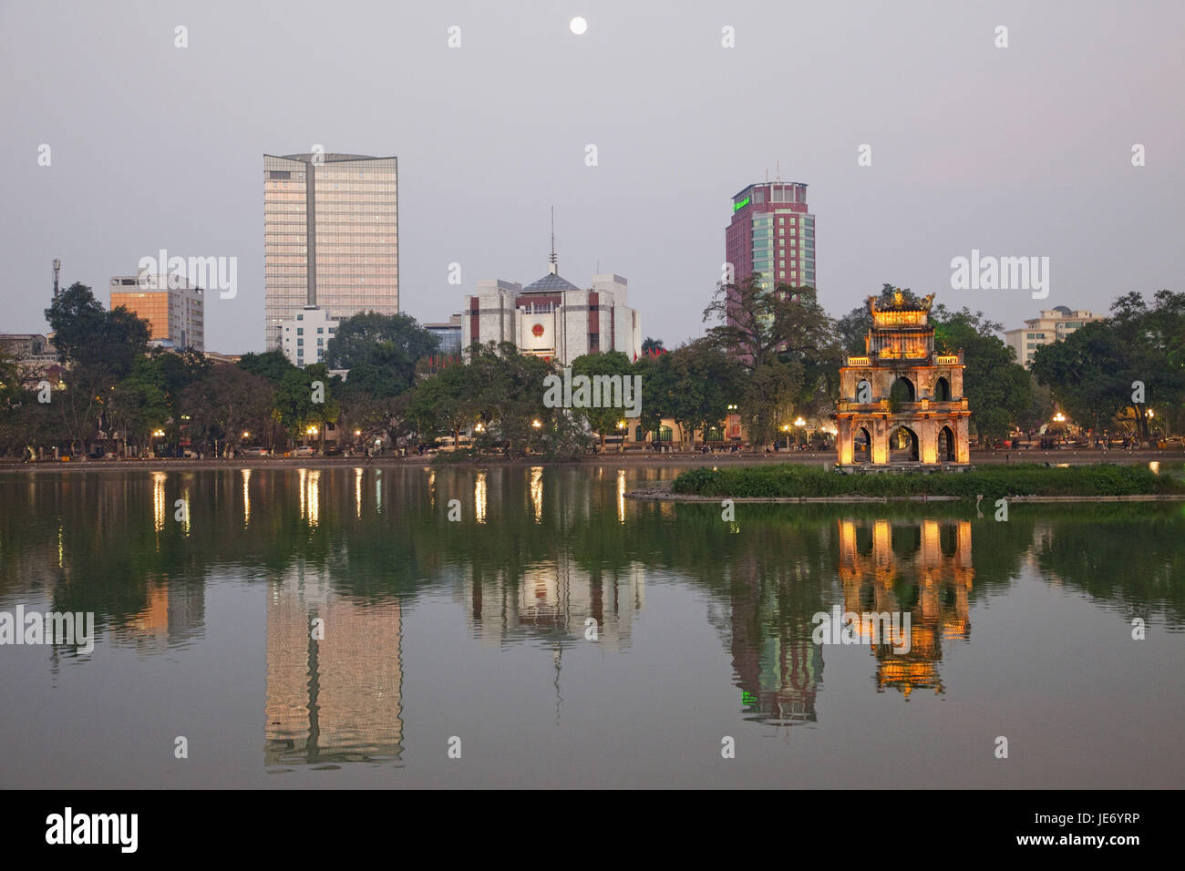 Il Vietnam, Hanoi, lago Hoan Kiem e della tartaruga tower, Foto Stock