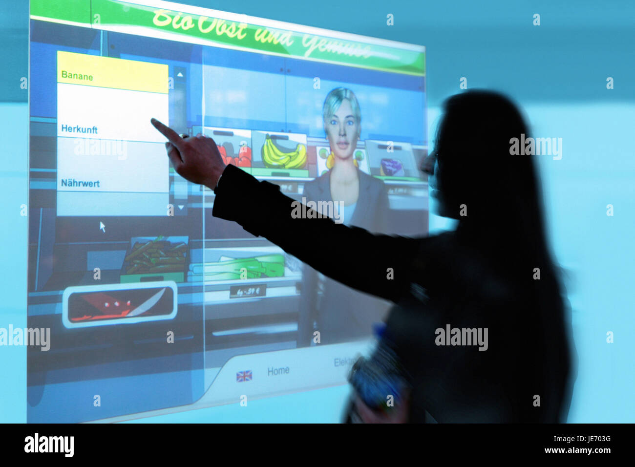 Donna, display virtuale di effettuare acquisti, Foto Stock