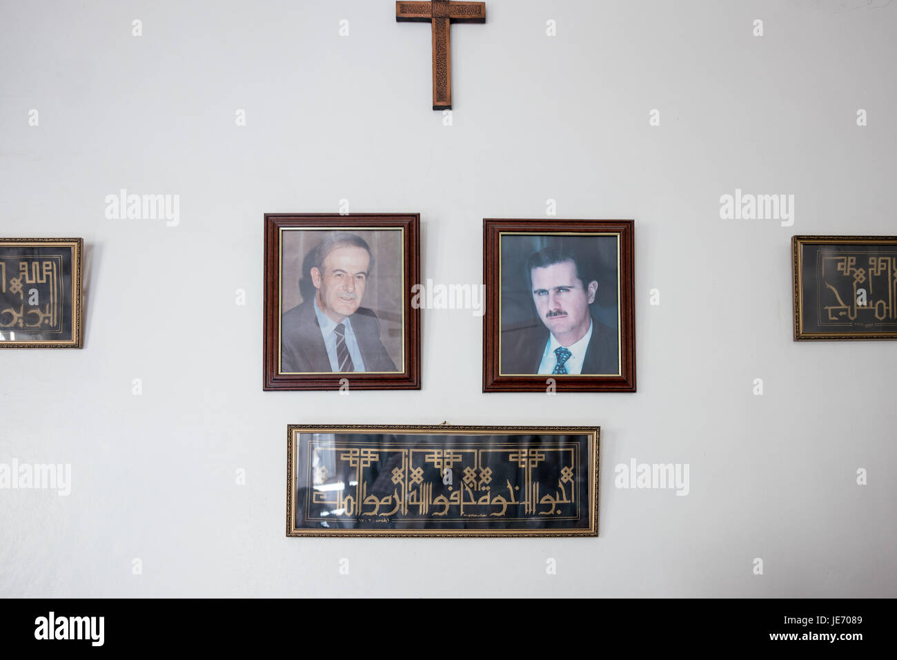 Kamishli chiesa evangelica con ritratti di Bashar Hafez al-Assad in Kamishli, Siria. Foto Stock