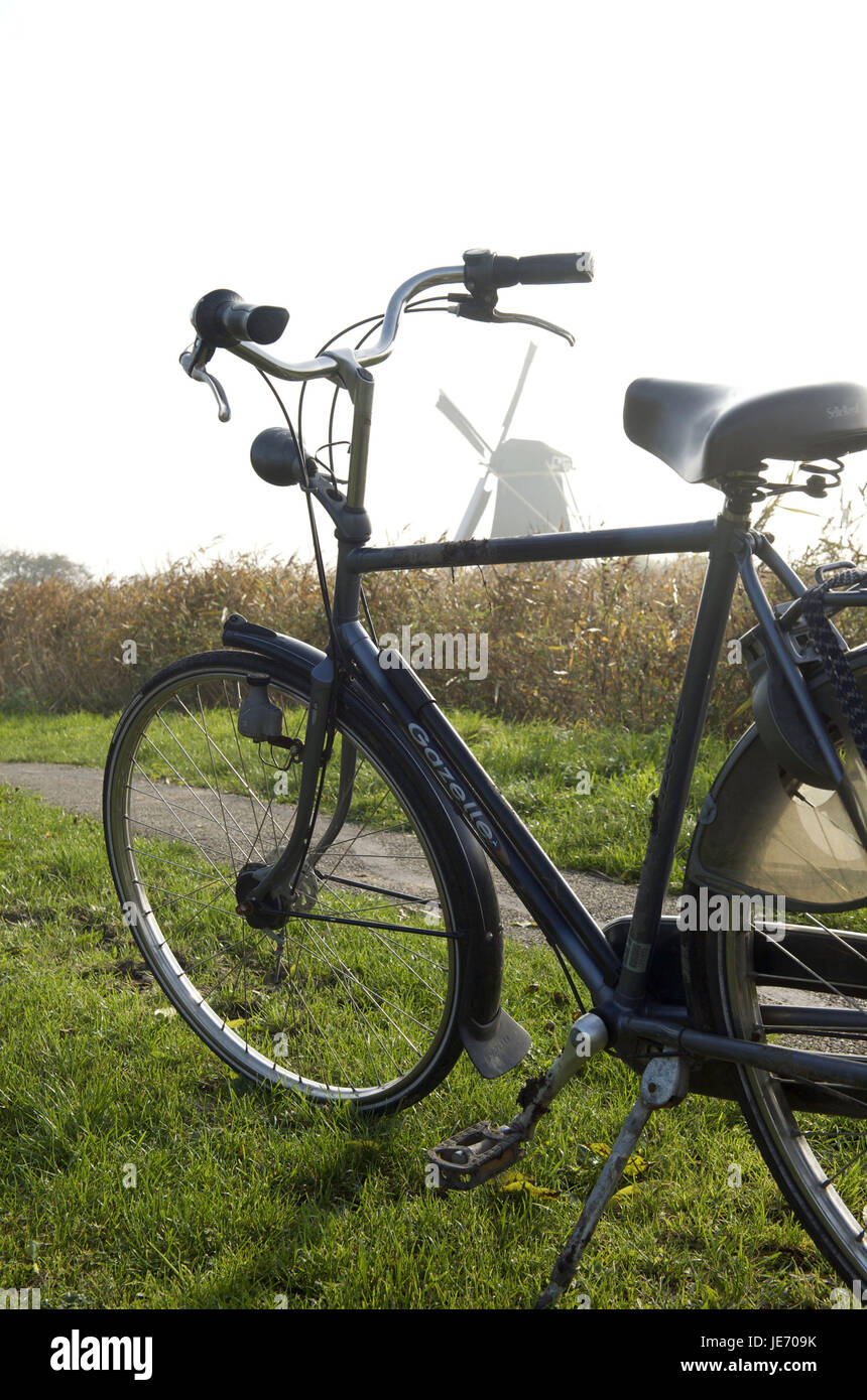 Holland, Paesi Bassi, provincia di Nordholland, Kinderdijk, mettere giù in bicicletta, Foto Stock