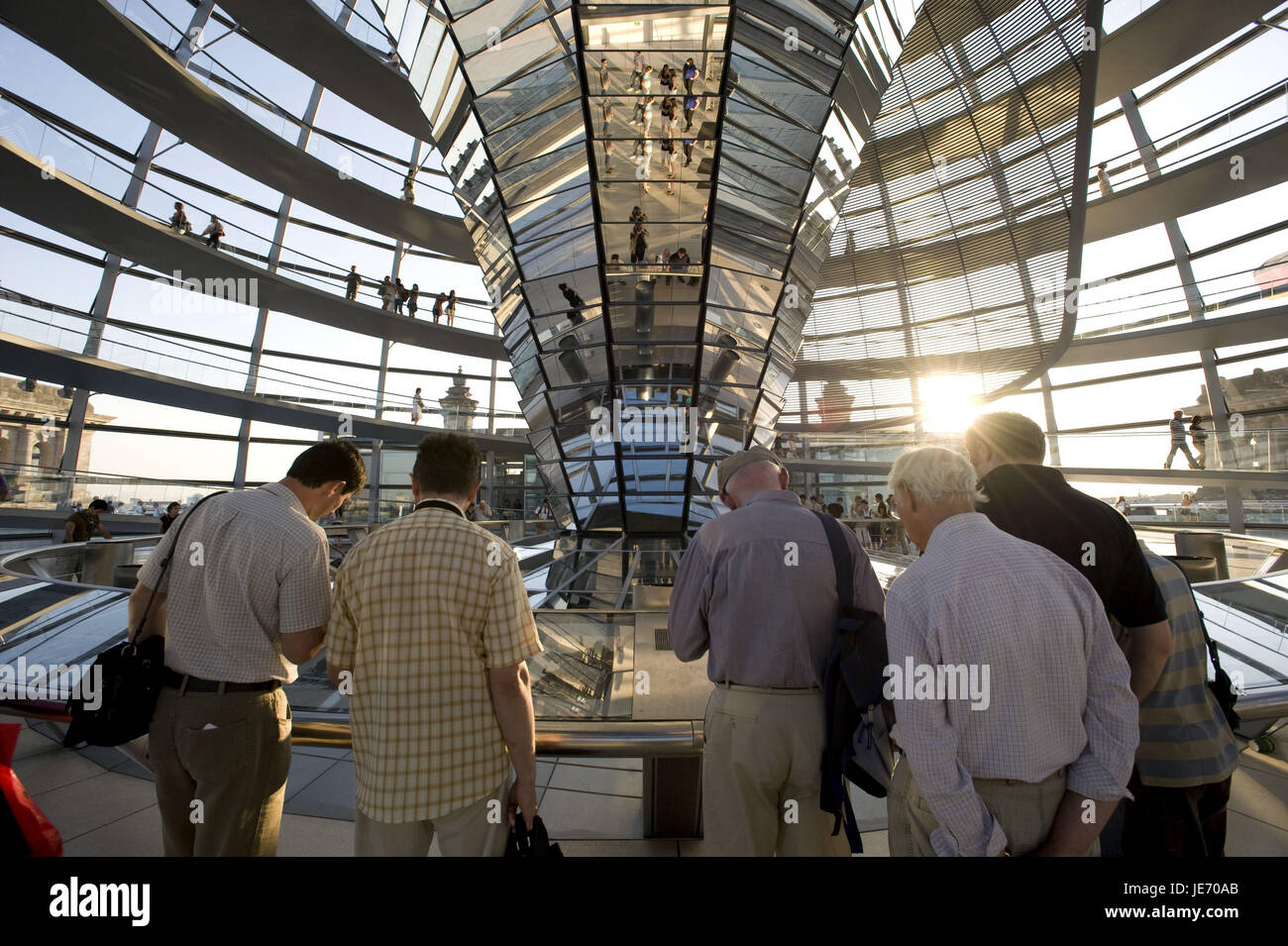 Germania Berlino, visitatore nella cupola del Reichstag, Foto Stock