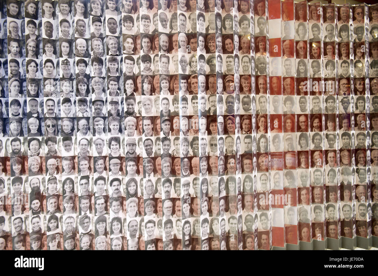 Stati Uniti, America, New York, Ellis Island, il museo di immigrazione, parete foto di immigrati, Foto Stock