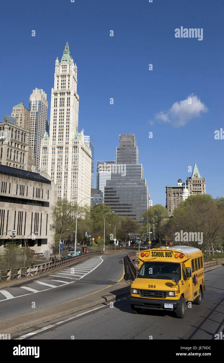 Stati Uniti, America, New York, la parte inferiore di Manhattan, Woolworth Building, scuolabus Foto Stock