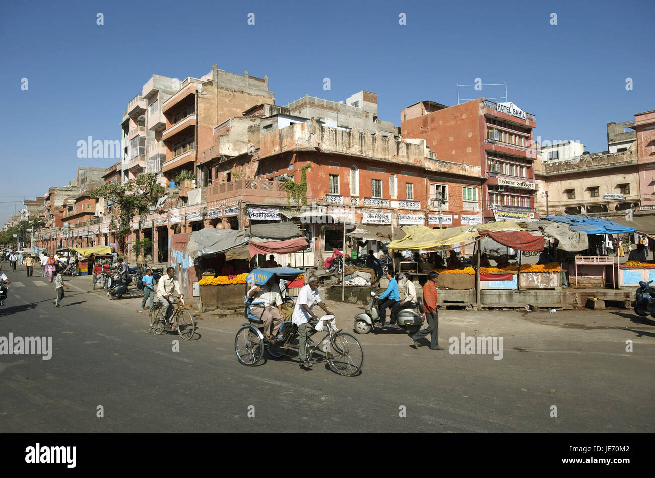 India Rajasthan, Jaipur, città vecchia, rickshas, ciclomotore riders, pedoni, Foto Stock