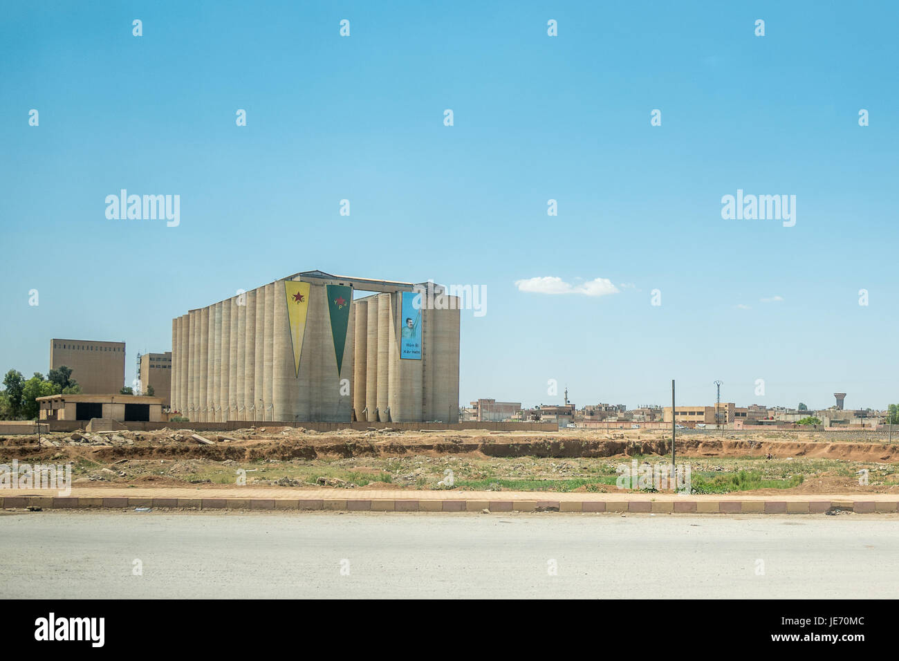 Silos di partito curdo banner di Hasakeh, Siria. Foto Stock