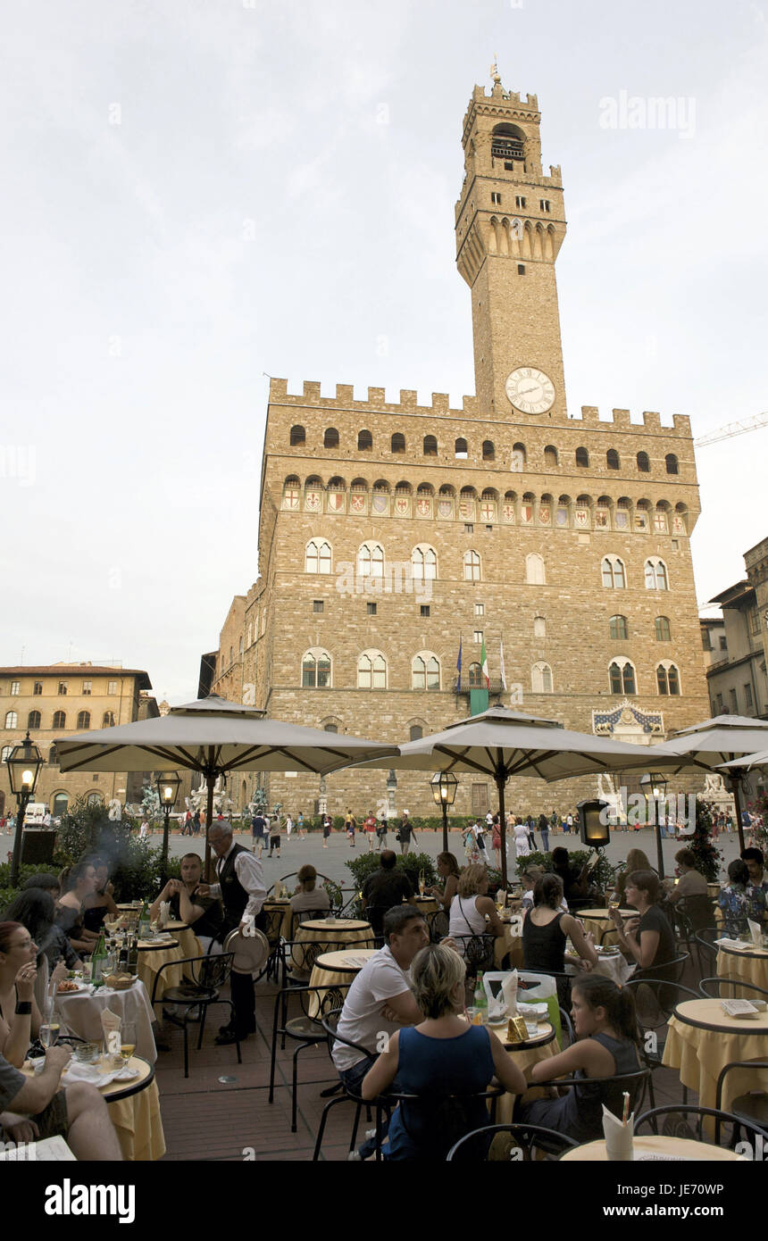 L'Italia, Toscana, Firenze, Piazza della Signoria e il Palazzo Vecchio, street cafe Foto Stock
