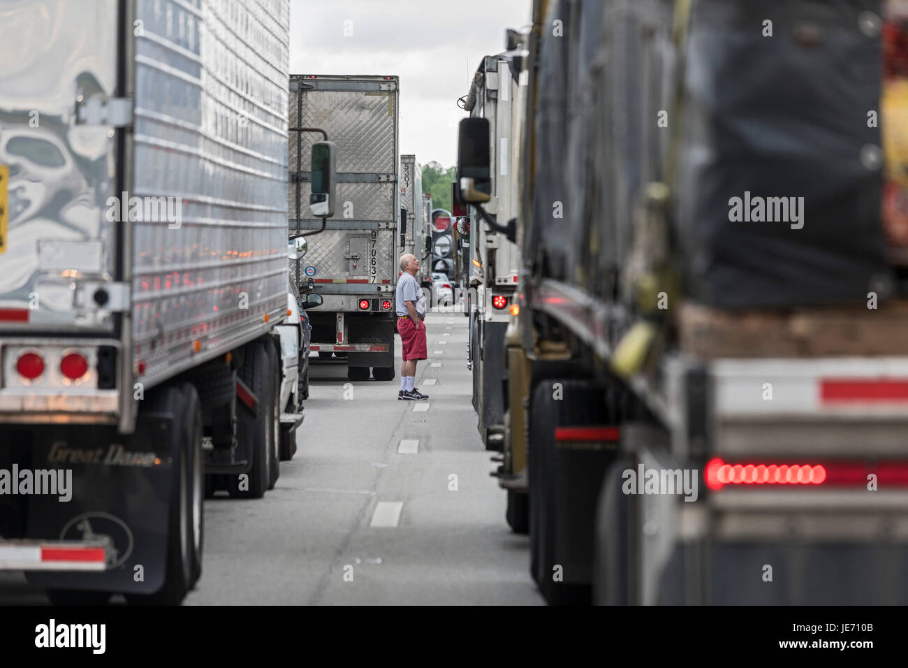 Mercer, Pennsylvania - Truck driver chat come carrelli sono fermato come il risultato di un incidente sulla Interstate 80 in Pensilvania occidentale. Foto Stock