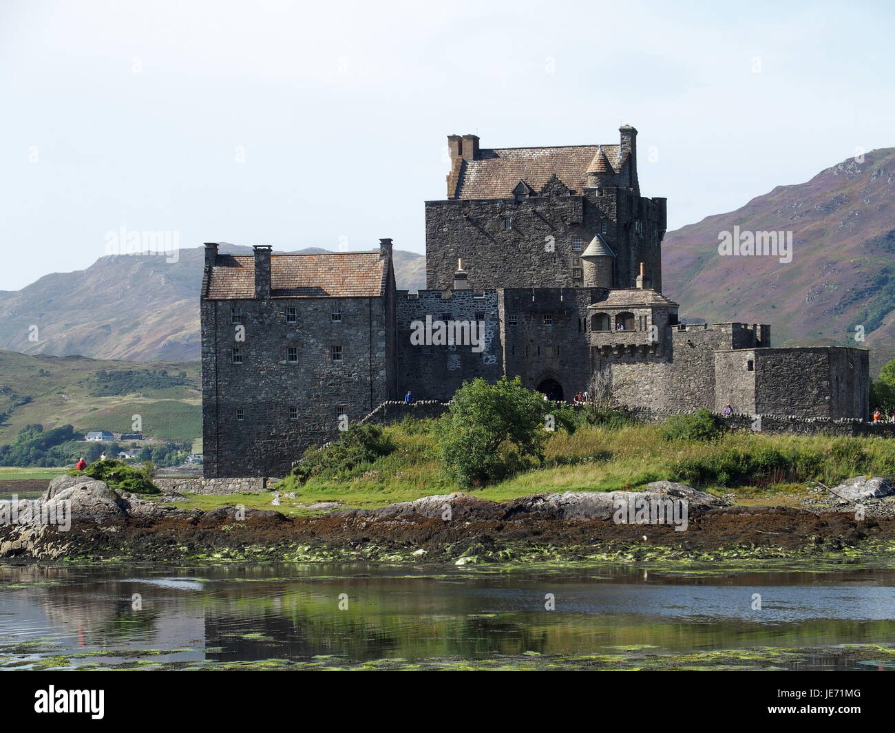 Eilean Donan Castle in Scozia, celtica scozzese medievale la costruzione di pietra sull'isola nel lago di Loch Duich nelle Highlands in Gran Bretagna con cielo nuvoloso. Foto Stock