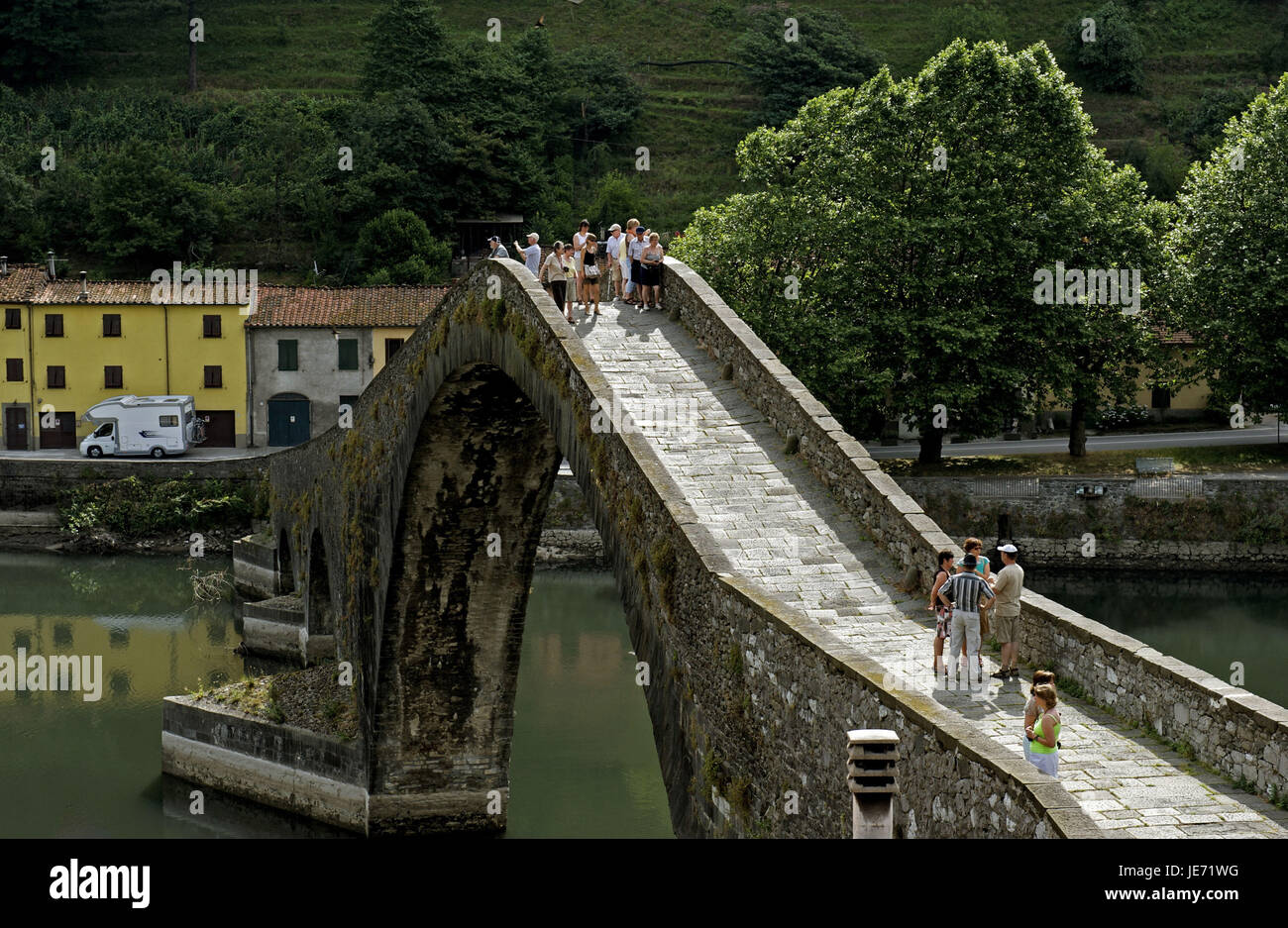 L'Italia, Toscana, la Garfagnana, Ponte della Maddalena, vicino a Lucques, turisti, Foto Stock