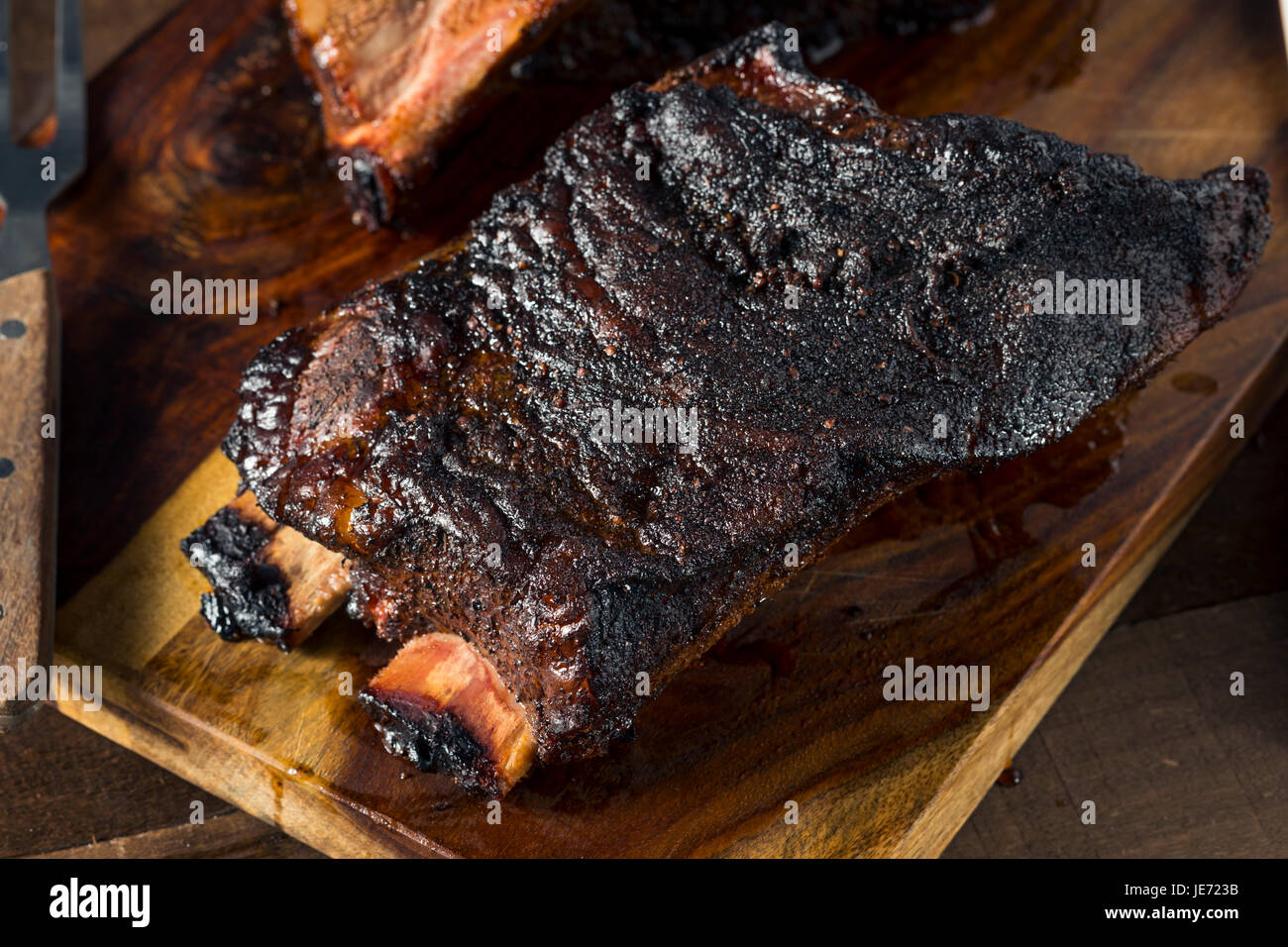 Deliziosa affumicato costolette di manzo con salsa barbecue Foto Stock